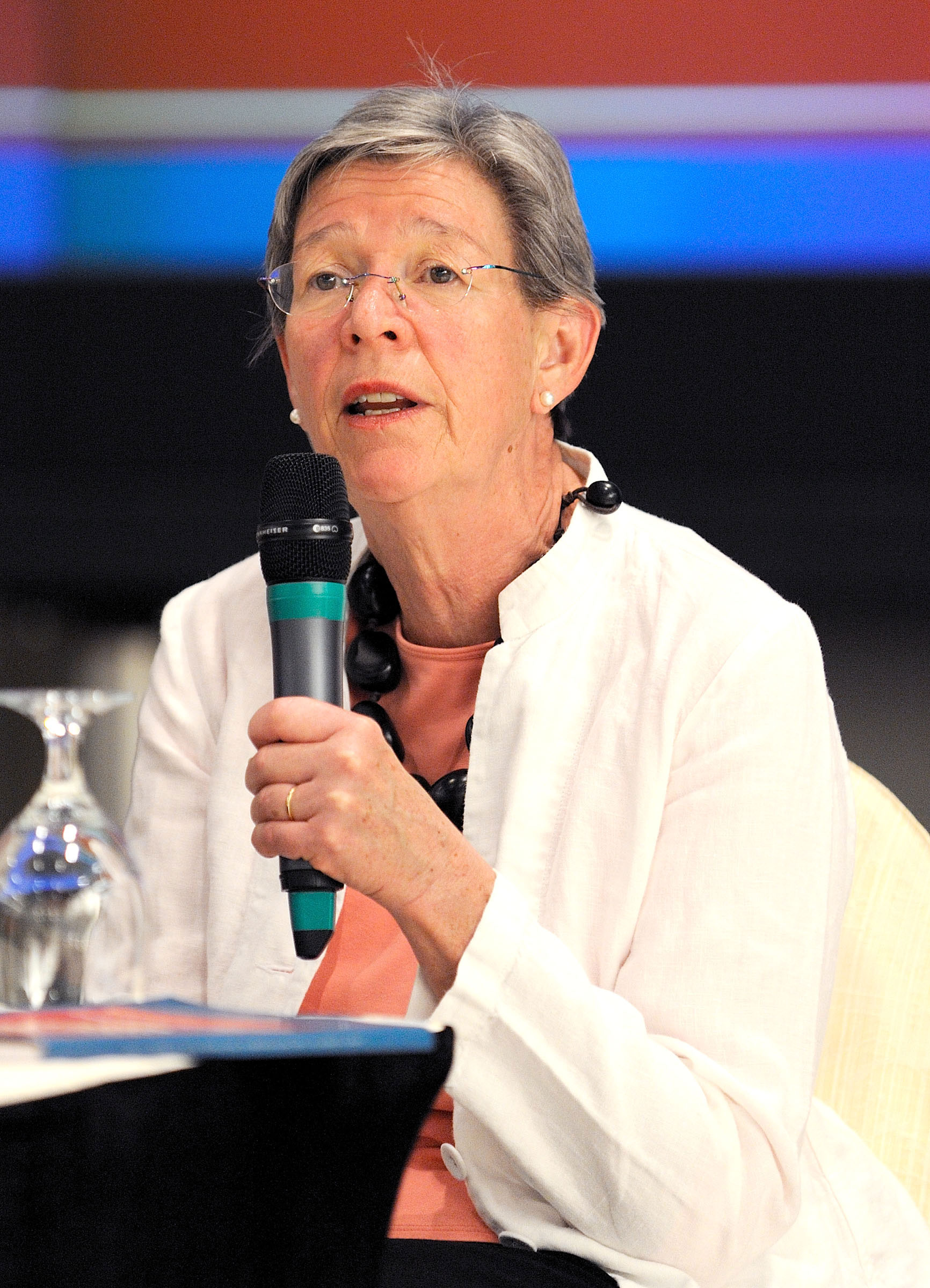 20111027pressconf004