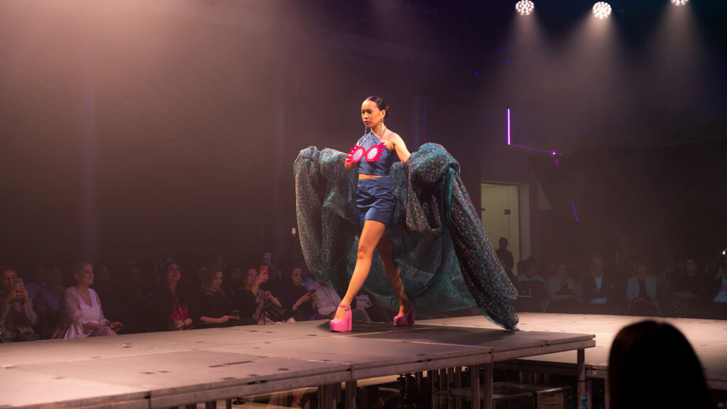 W Vcuq Paradox Fashion Show Imans Collection