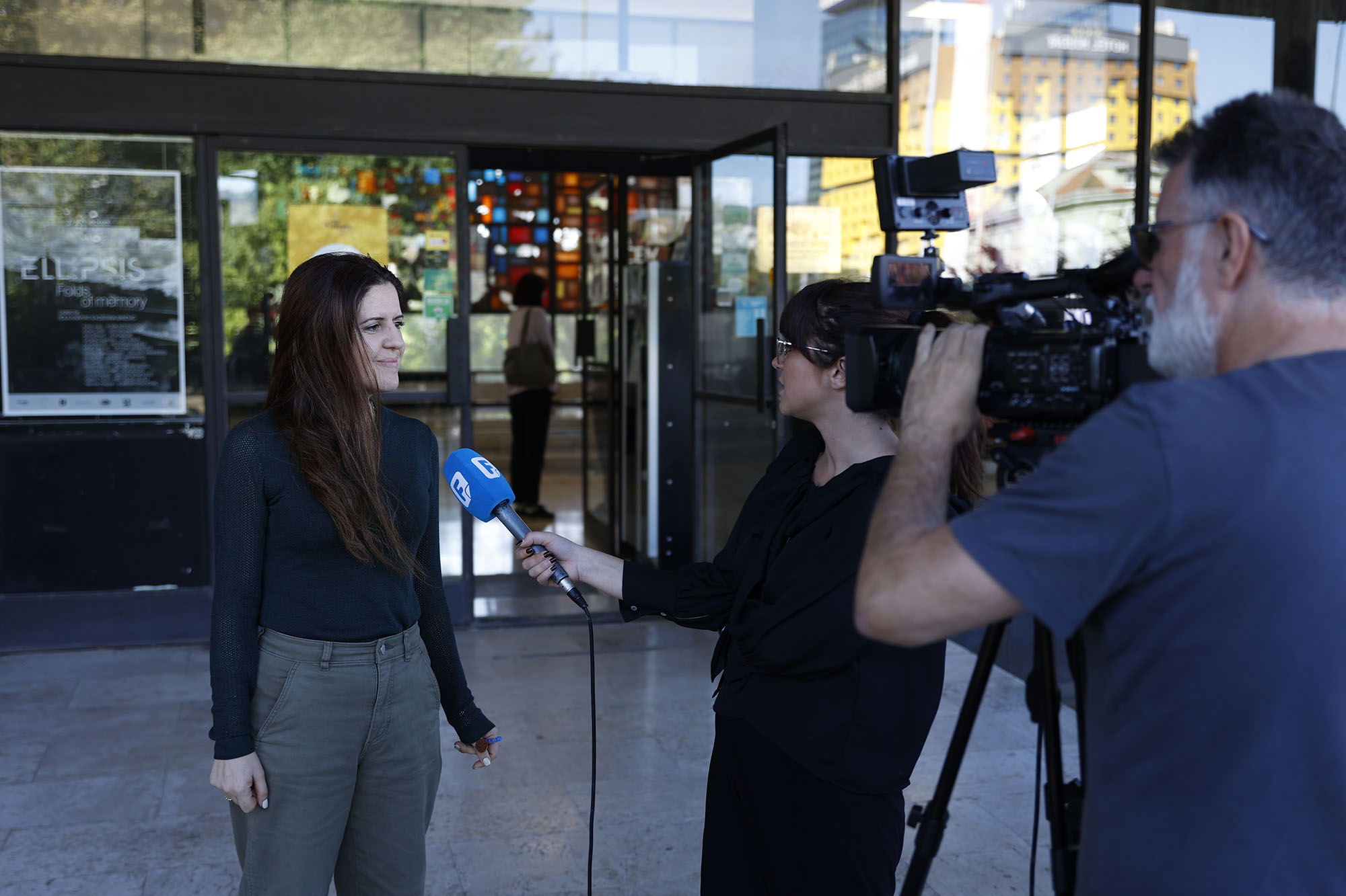 Rola being interviewed by a t v crew