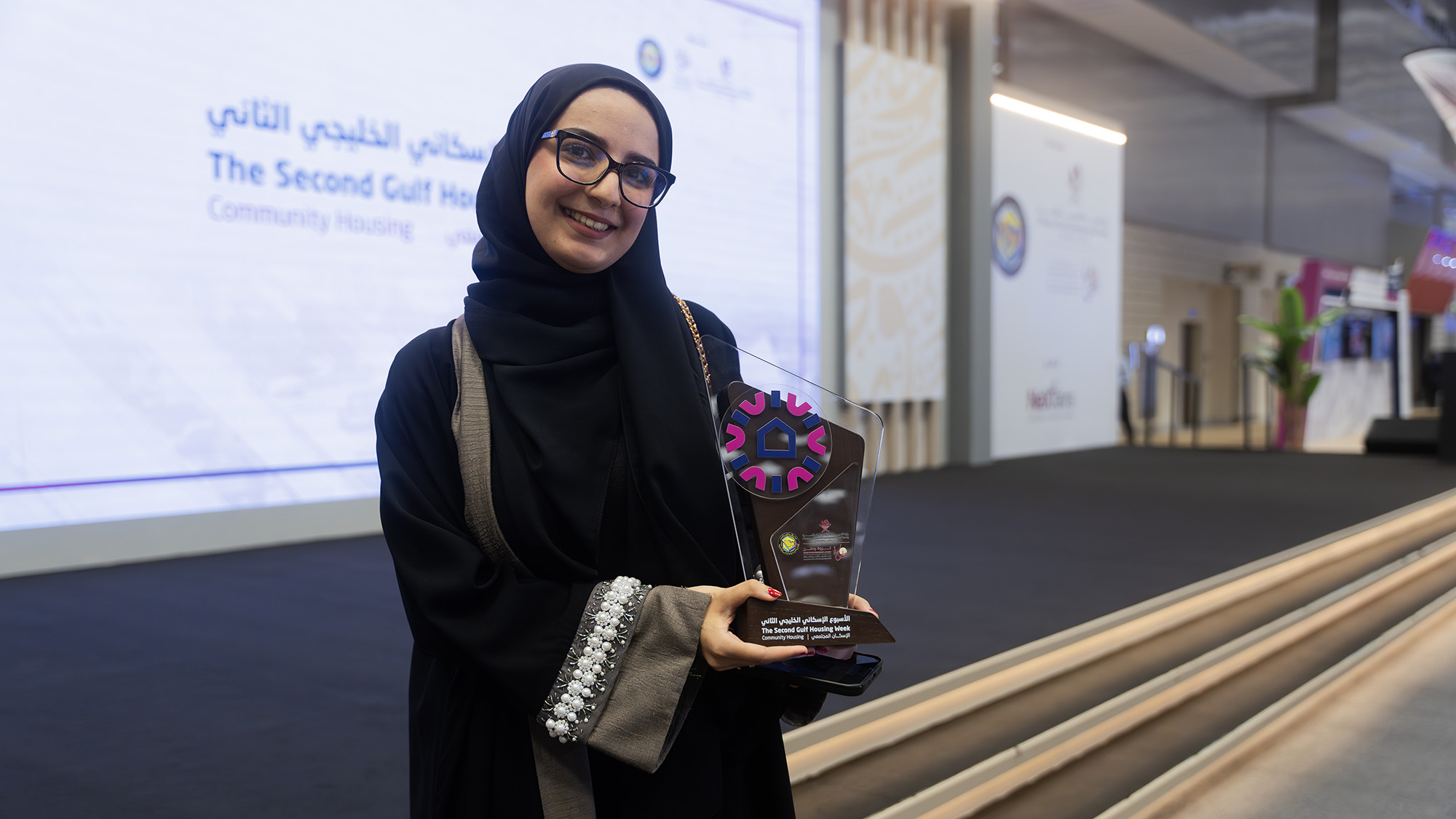 Israa with her award at the event