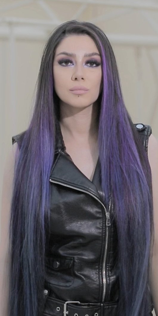 Suzanna.20e9a2a8.fill 530x1060